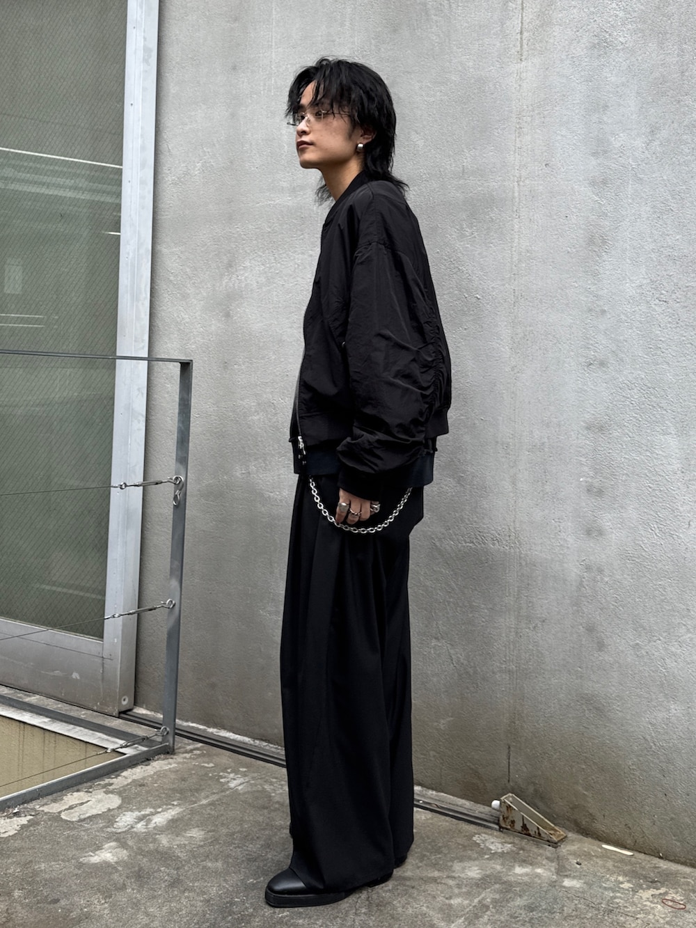 ブラック系のMA-1、ブラック系のスウェット、ブラック系のその他パンツを着用したメンズの春コーディネートの2枚目の写真