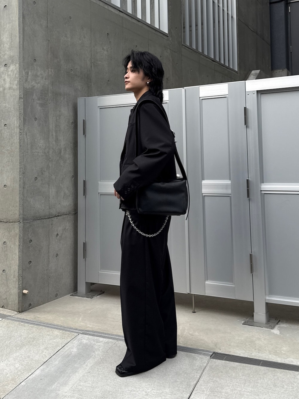 ブラック系のテーラードジャケット、ブラック系のシャツ/ブラウス、ブラック系のスラックスを着用したメンズの春コーディネートの2枚目の写真