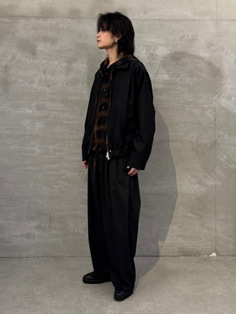 ブラック系のブルゾン、ブルー系のシャツ/ブラウス、ブラック系のその他パンツを着用したメンズの春コーディネートの2枚目の写真