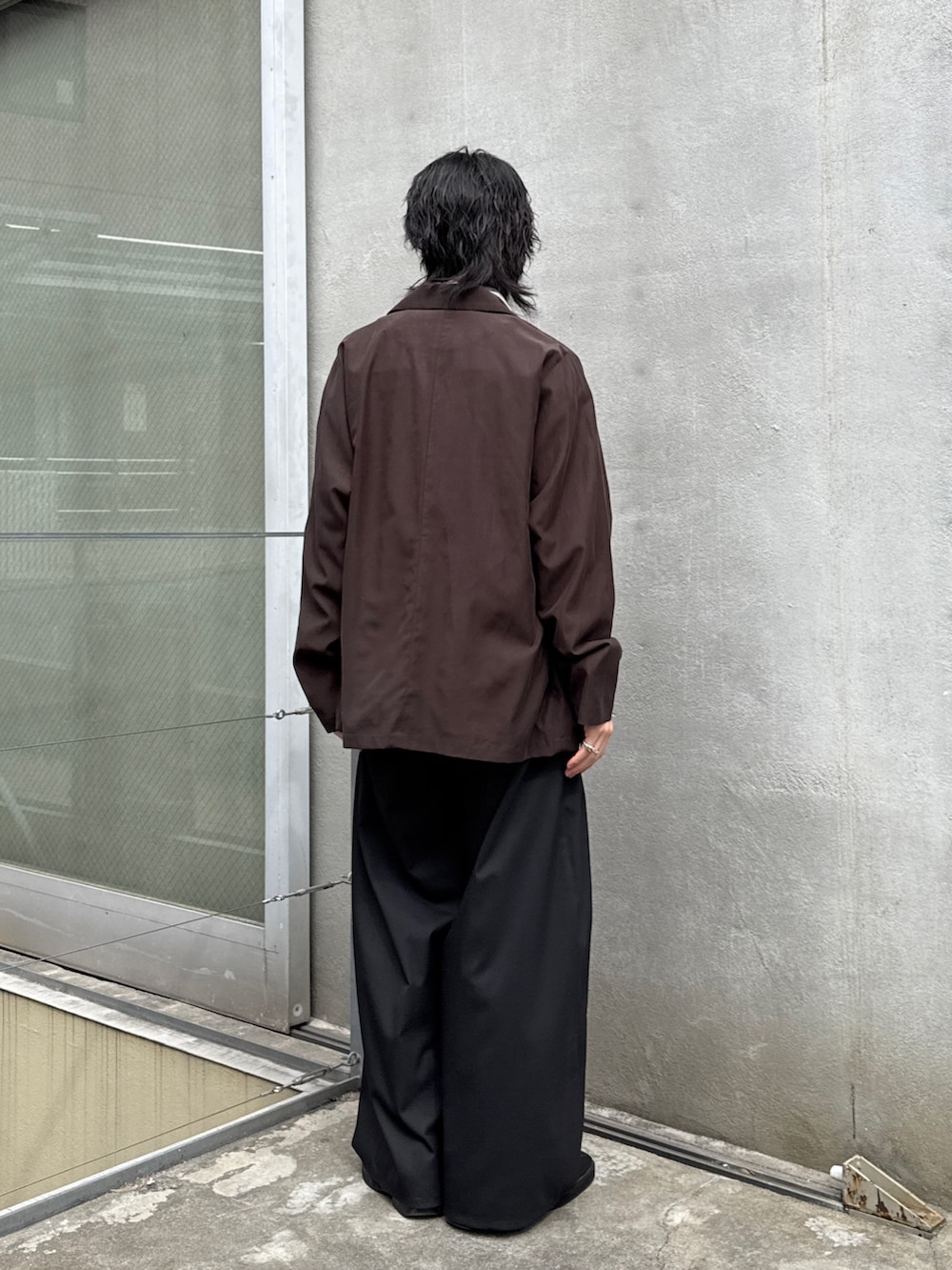 グレー系のシャツ/ブラウス、グレー系のシャツ/ブラウス、ブラック系のその他パンツを着用したメンズの春コーディネートの3枚目の写真