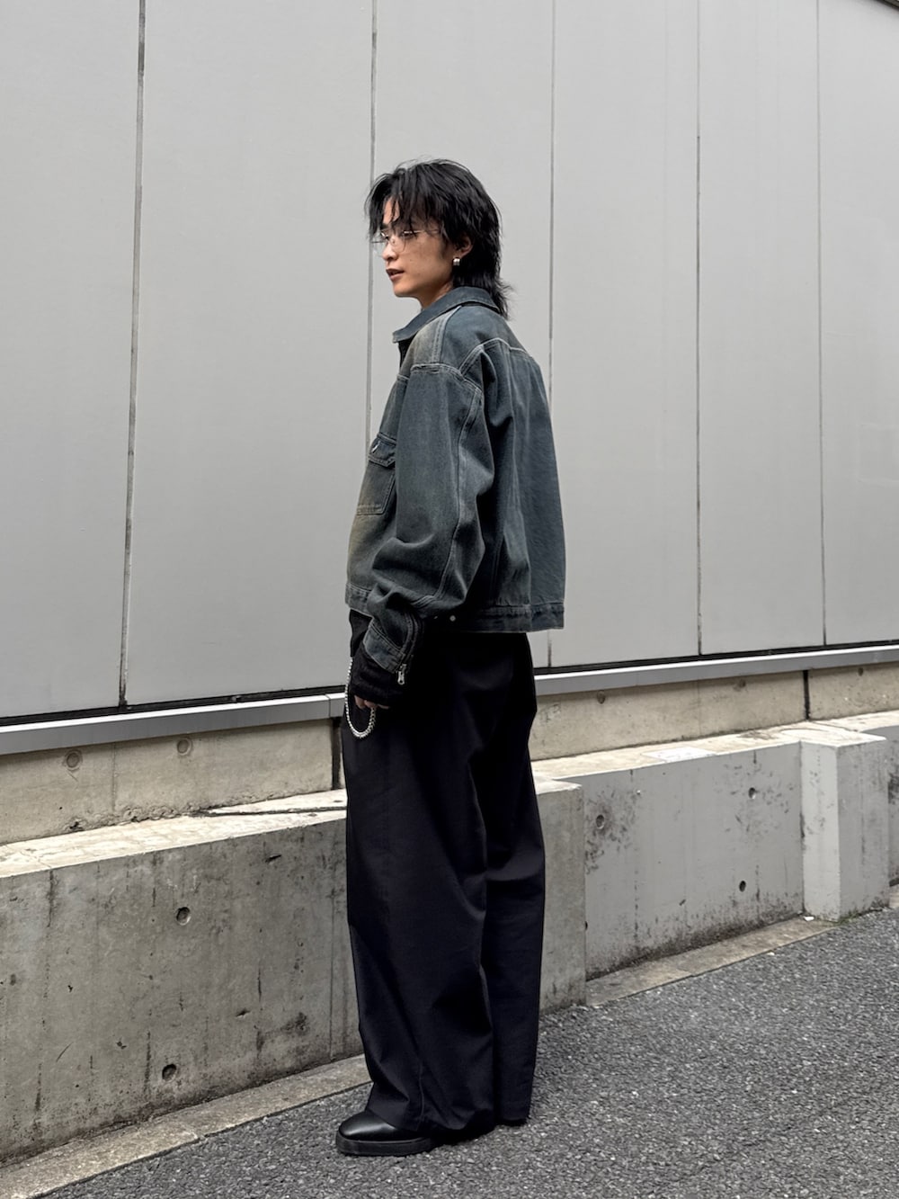 ブルー系のデニムジャケット、ブラック系のTシャツ/カットソー、ブラック系のその他パンツを着用したメンズの春コーディネートの2枚目の写真