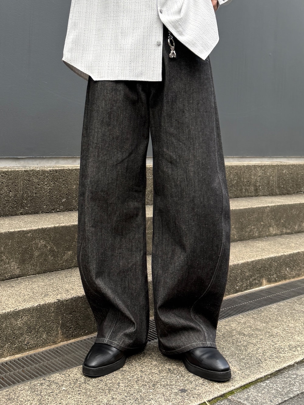 グレー系のシャツ/ブラウス、ブラック系のデニムパンツ、ブラック系のショルダーバッグを着用したメンズの春コーディネートの7枚目の写真