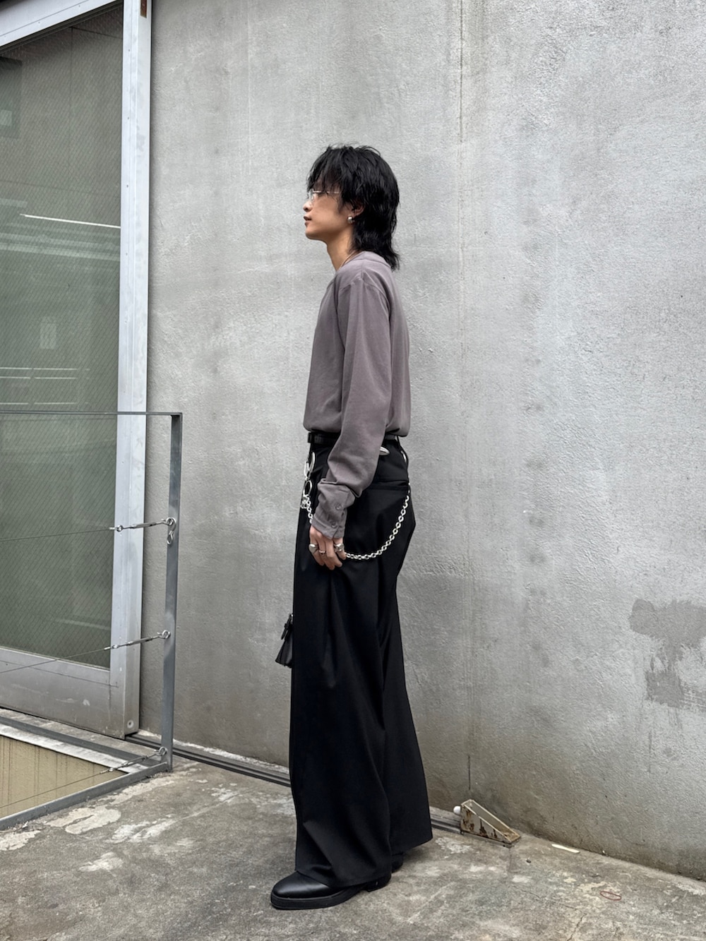 グレー系のTシャツ/カットソー、ブラック系のその他パンツ、ブラック系のハンドバッグを着用したメンズの春コーディネートの2枚目の写真