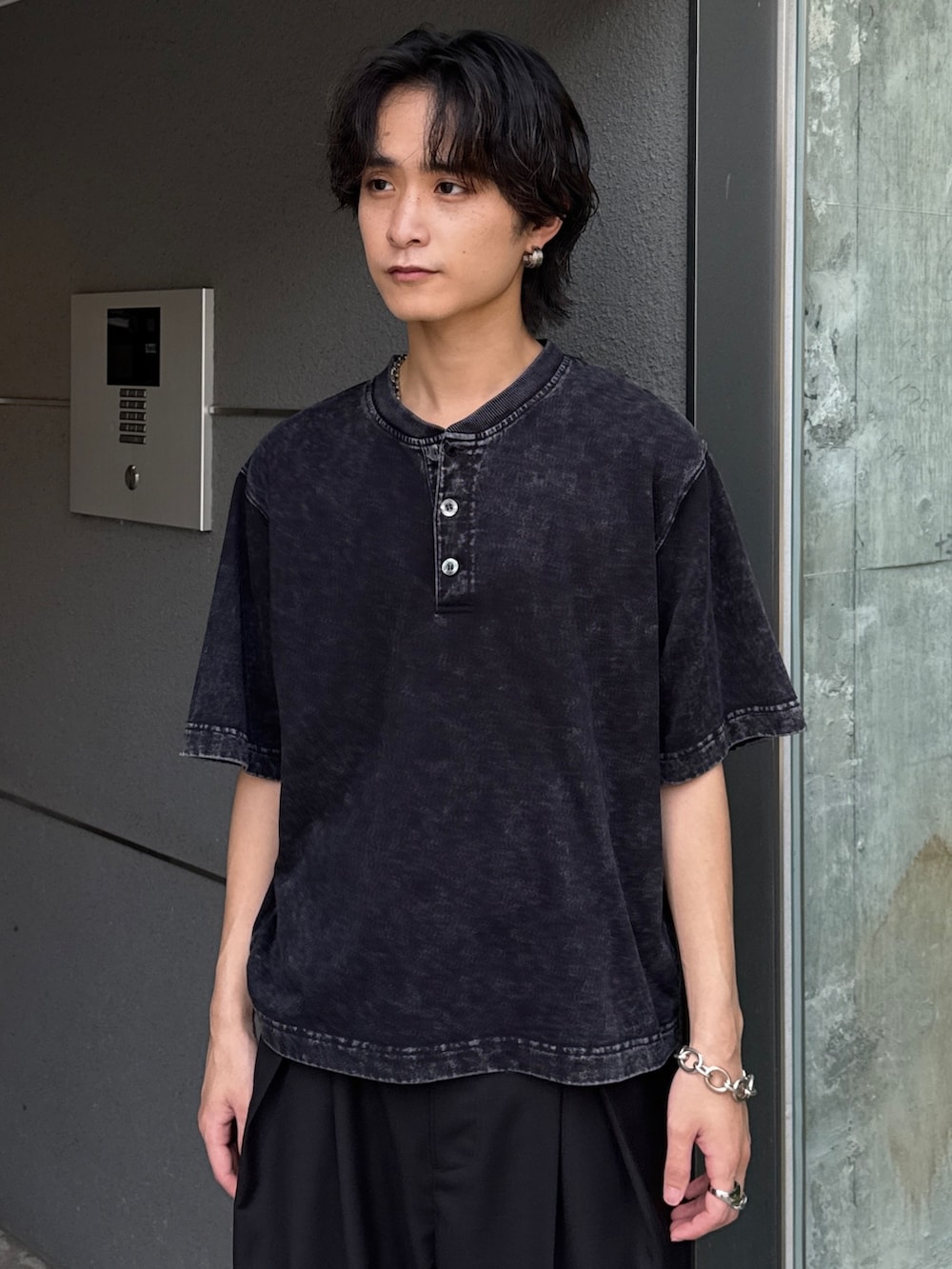 グレー系のTシャツ/カットソー、ブラック系のスラックスを着用したメンズの夏コーディネートの4枚目の写真