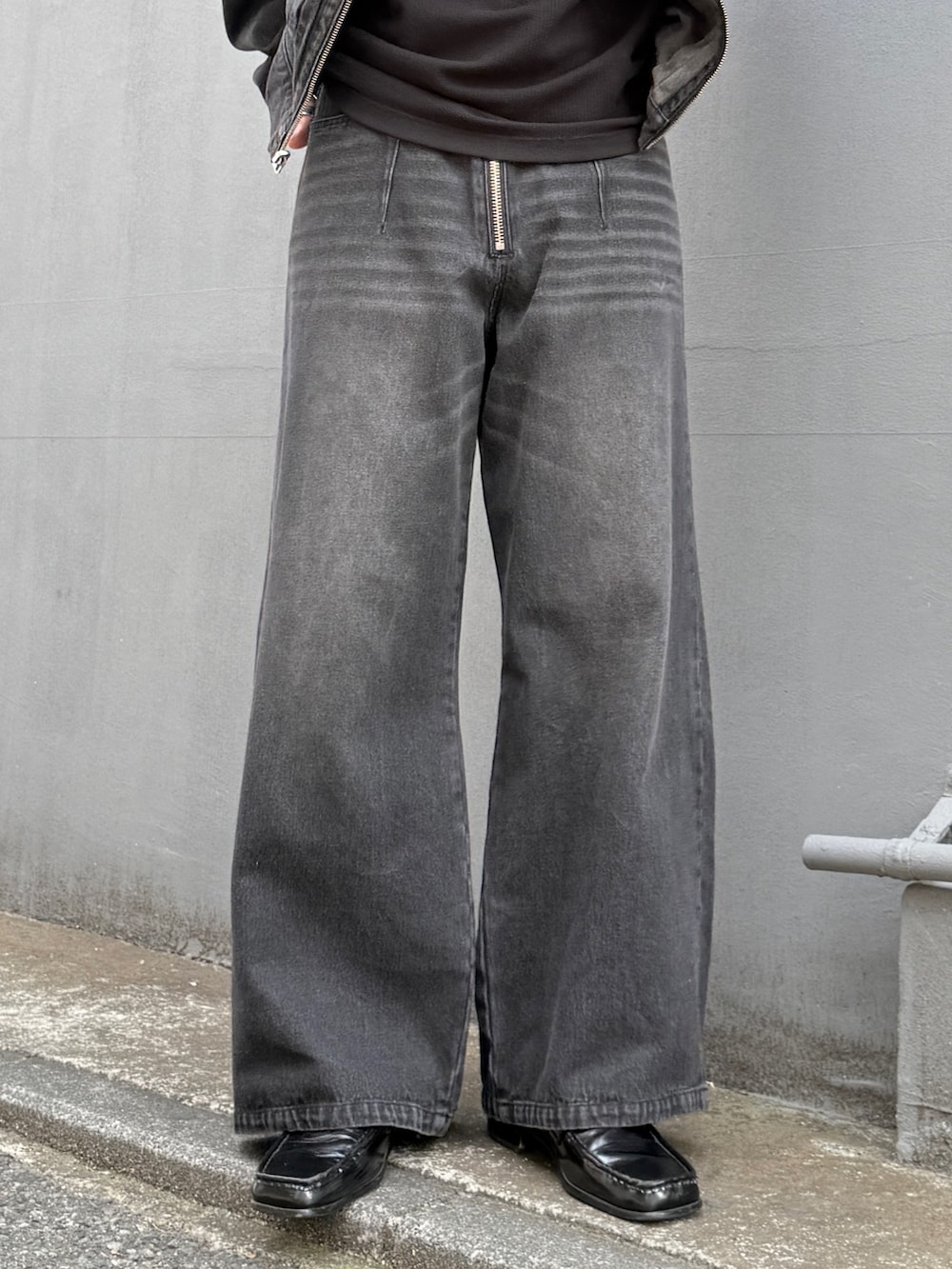 ブラック系のデニムジャケット、ブラック系のデニムパンツ、ブラック系のTシャツ/カットソーを着用したメンズの春コーディネートの6枚目の写真