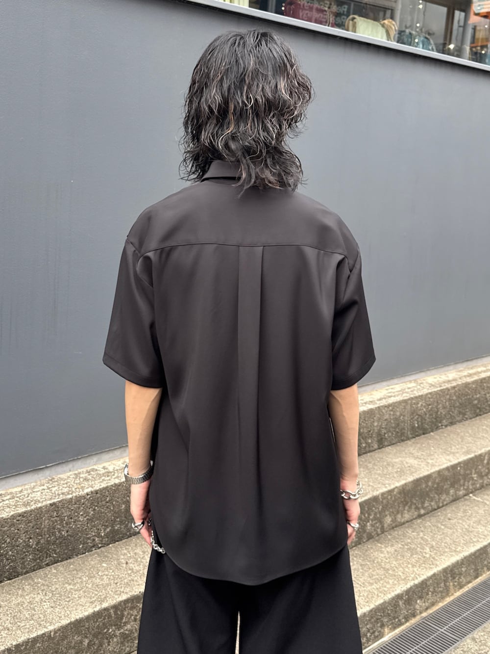 ブラック系のシャツ/ブラウス、ブラック系のショルダーバッグ、ブラック系のスラックスを着用したメンズの夏コーディネートの6枚目の写真