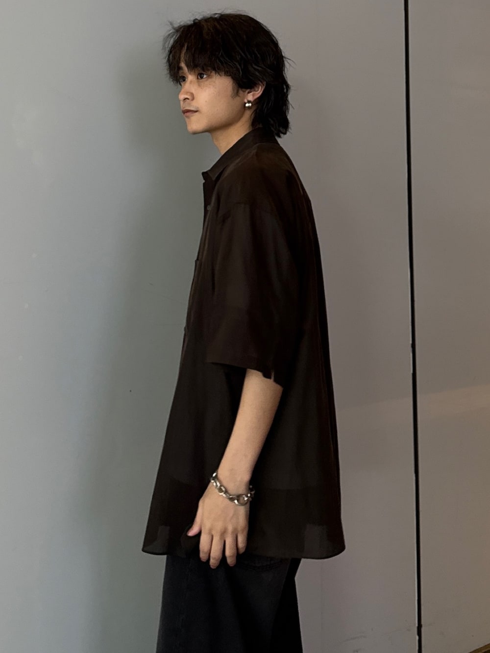 グレー系のシャツ/ブラウス、ホワイト系のTシャツ/カットソー、ブラック系のデニムパンツを着用したメンズの夏コーディネートの5枚目の写真