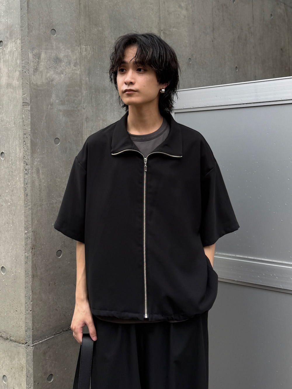 ブラック系のシャツ/ブラウス、グレー系のTシャツ/カットソー、ブラック系のスラックスを着用したメンズの夏コーディネートの3枚目の写真