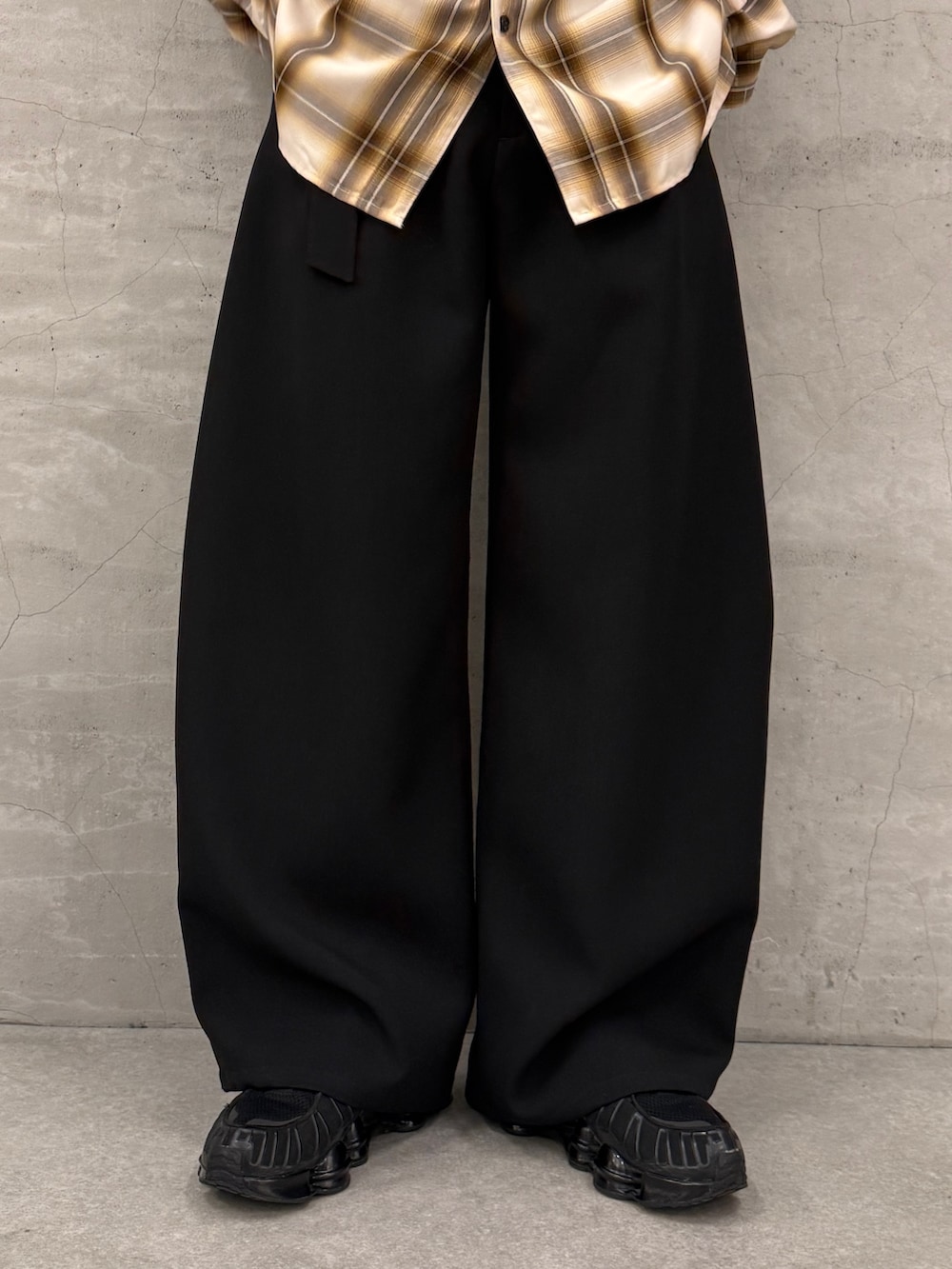 ホワイト系のシャツ/ブラウス、ブラック系のスラックスを着用したメンズの春コーディネートの7枚目の写真