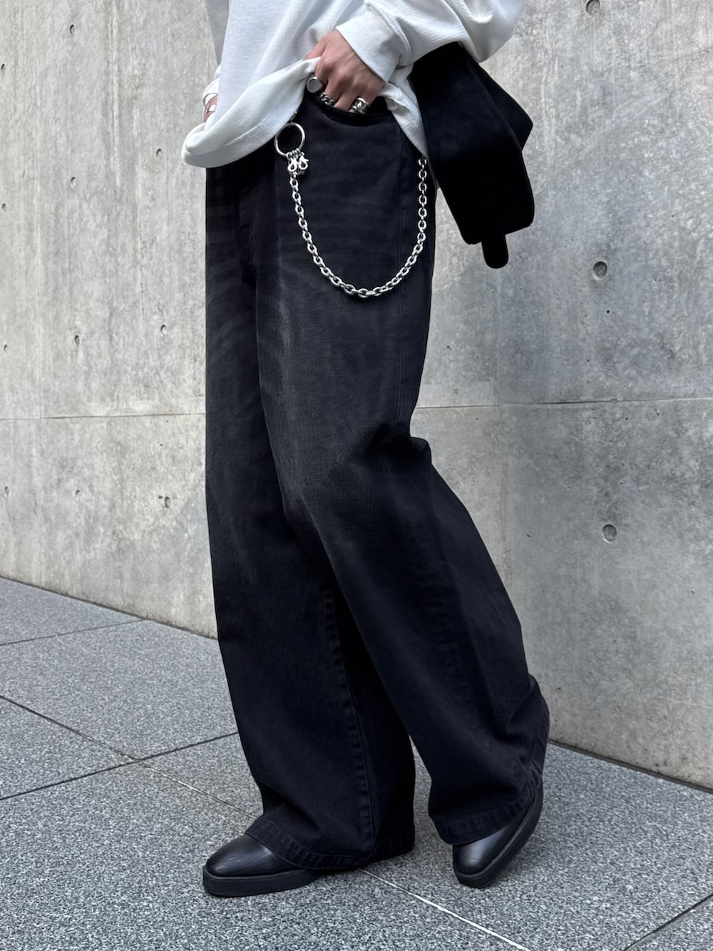 ホワイト系のTシャツ/カットソー、ブラック系のショルダーバッグ、ブラック系のデニムパンツを着用したメンズの春コーディネートの8枚目の写真