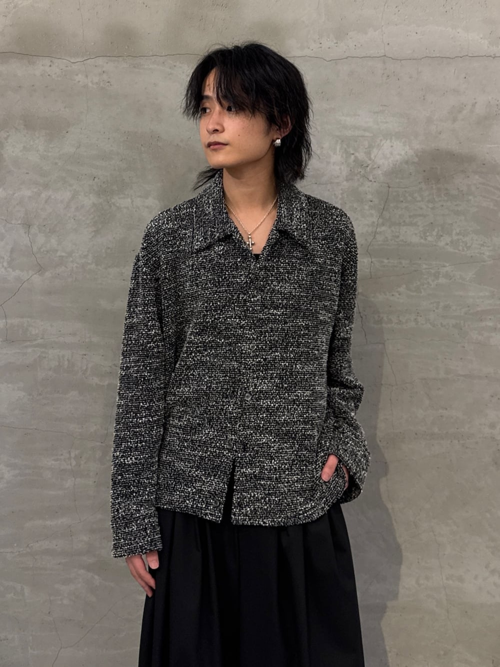 ブラック系のシャツ/ブラウス、ブラック系のその他パンツを着用したメンズの春コーディネートの4枚目の写真