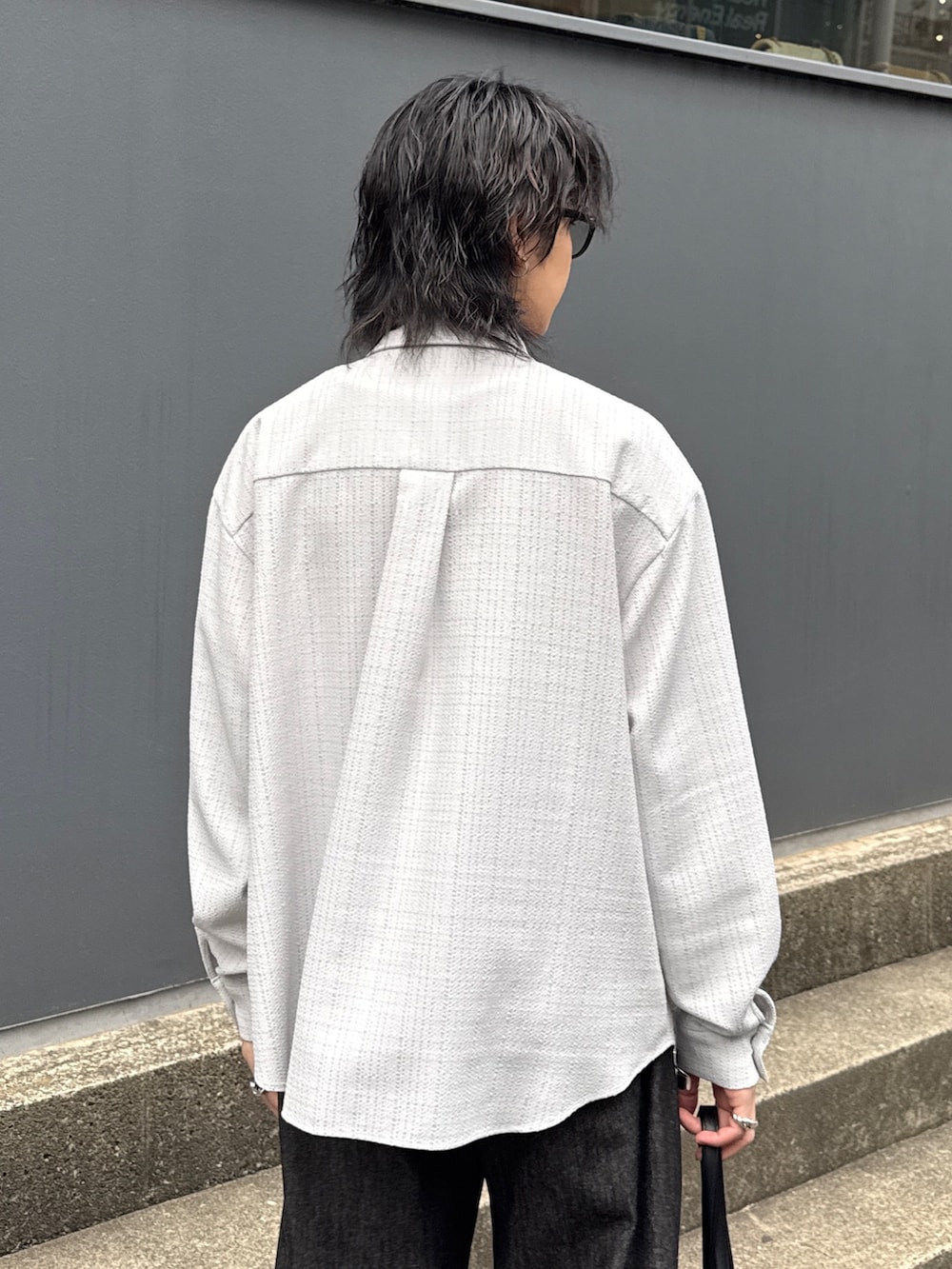 グレー系のシャツ/ブラウス、ブラック系のデニムパンツ、ブラック系のショルダーバッグを着用したメンズの春コーディネートの6枚目の写真