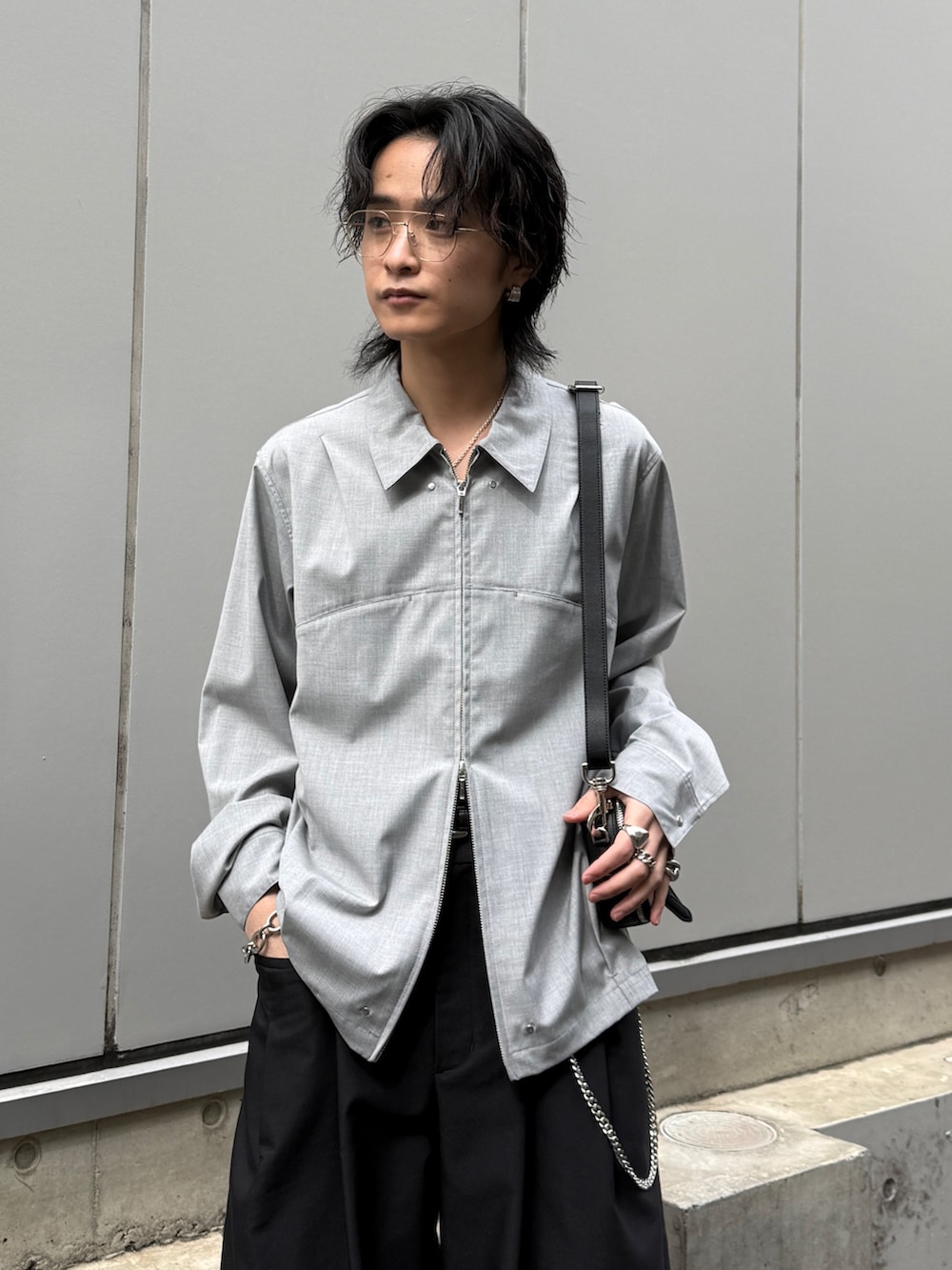 ブラック系のその他パンツ、グレー系のテーラードジャケット、グレー系のシャツ/ブラウスを着用したメンズの春コーディネートの7枚目の写真