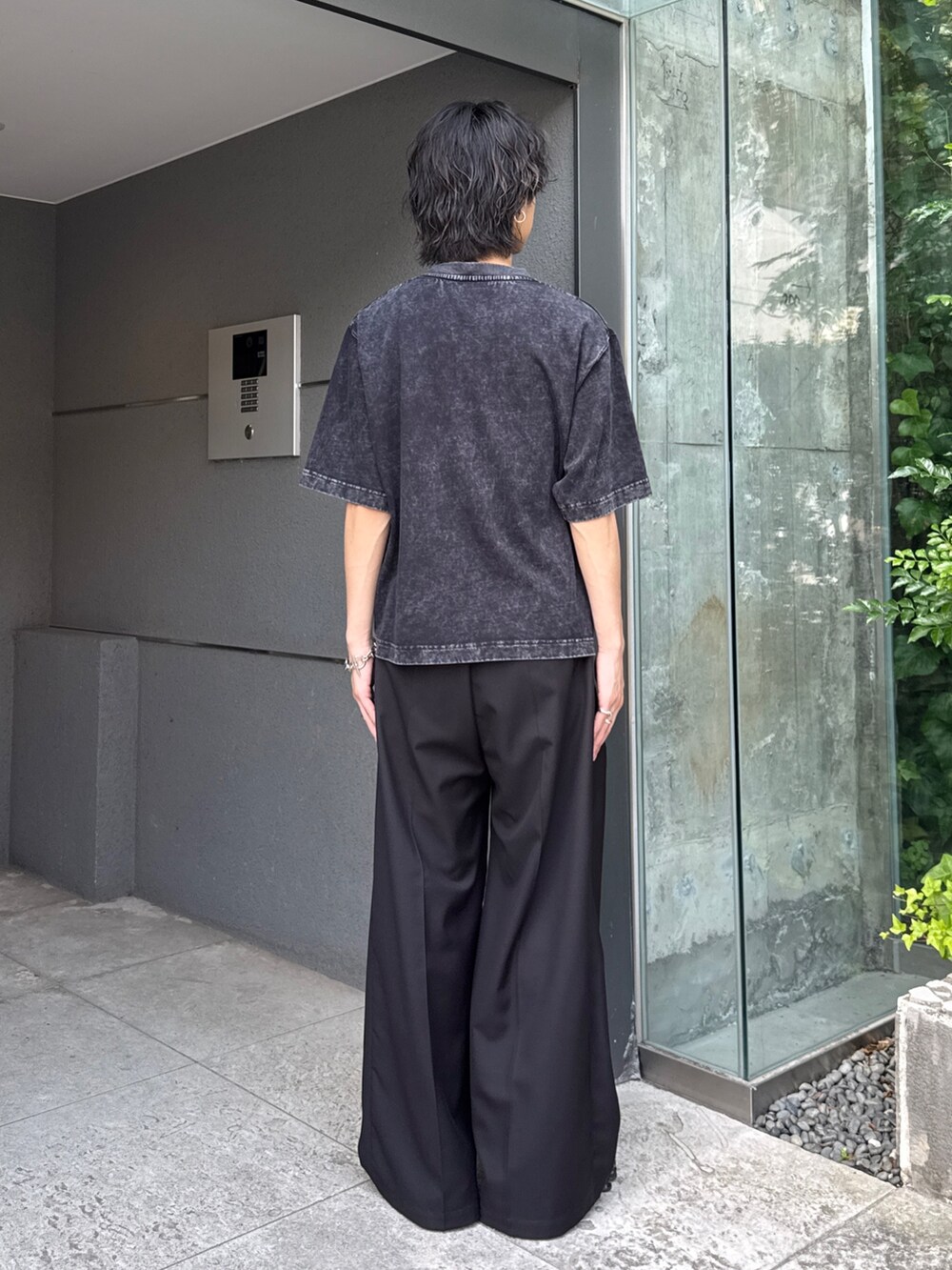 グレー系のTシャツ/カットソー、ブラック系のスラックスを着用したメンズの夏コーディネートの3枚目の写真