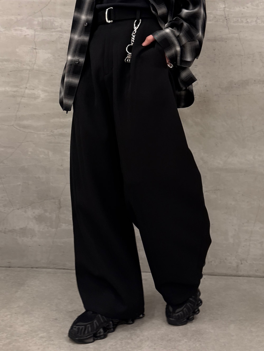 ブラック系のシャツ/ブラウス、ブラック系のスラックスを着用したメンズの春コーディネートの8枚目の写真