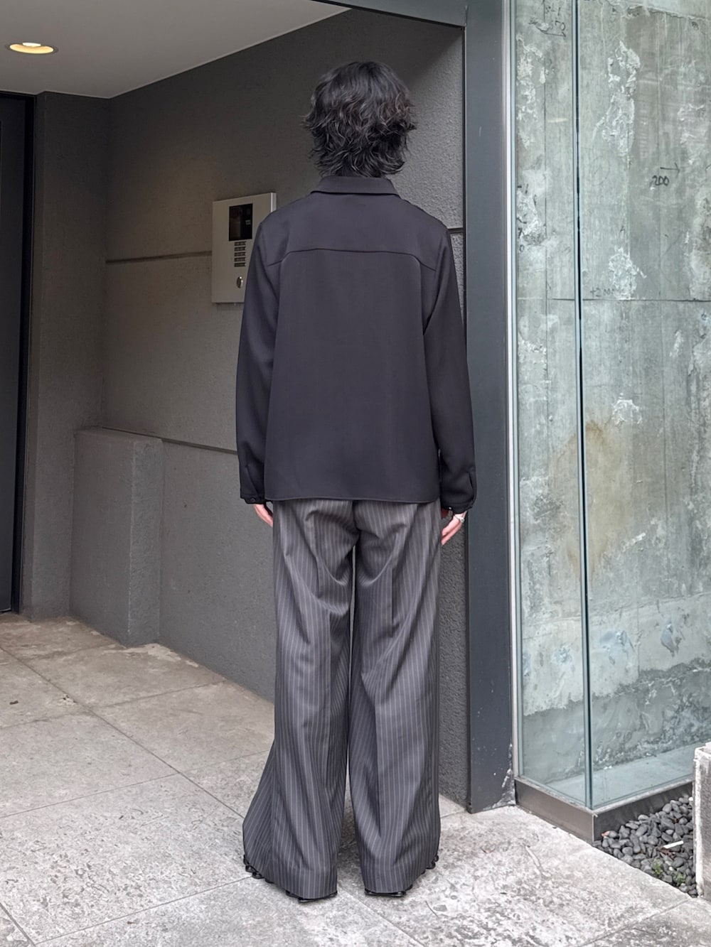 グレー系のスラックス、ブラック系のシャツ/ブラウスを着用したメンズの夏コーディネートの3枚目の写真