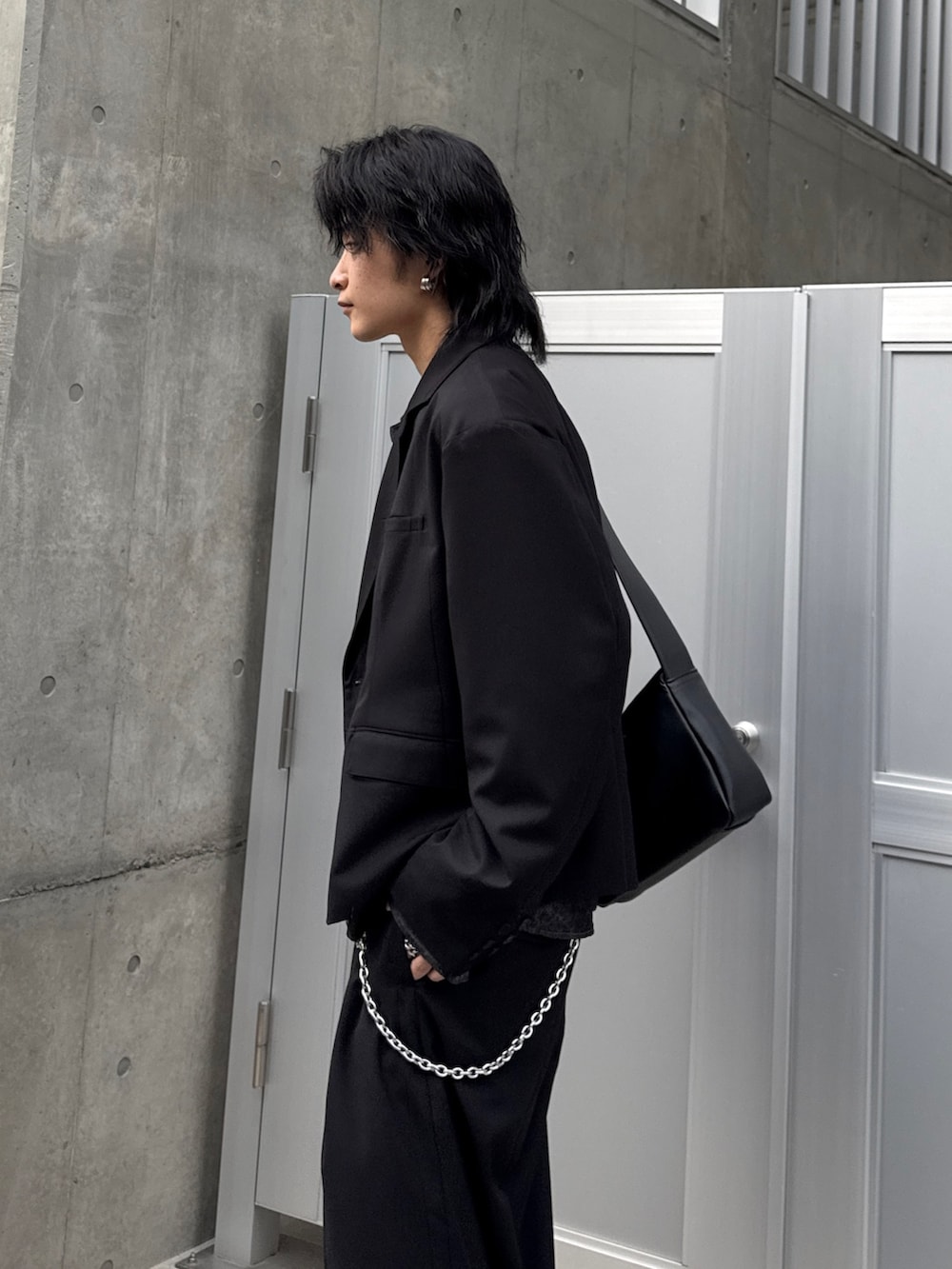 ブラック系のテーラードジャケット、ブラック系のシャツ/ブラウス、ブラック系のスラックスを着用したメンズの春コーディネートの5枚目の写真