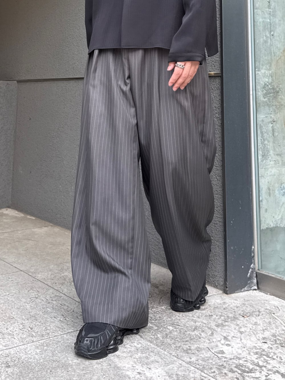 グレー系のスラックス、ブラック系のシャツ/ブラウスを着用したメンズの夏コーディネートの8枚目の写真