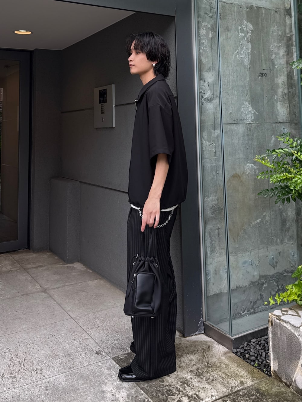 ブラック系のシャツ/ブラウス、ブラック系のスラックス、ブラック系のショルダーバッグを着用したメンズの夏コーディネートの2枚目の写真