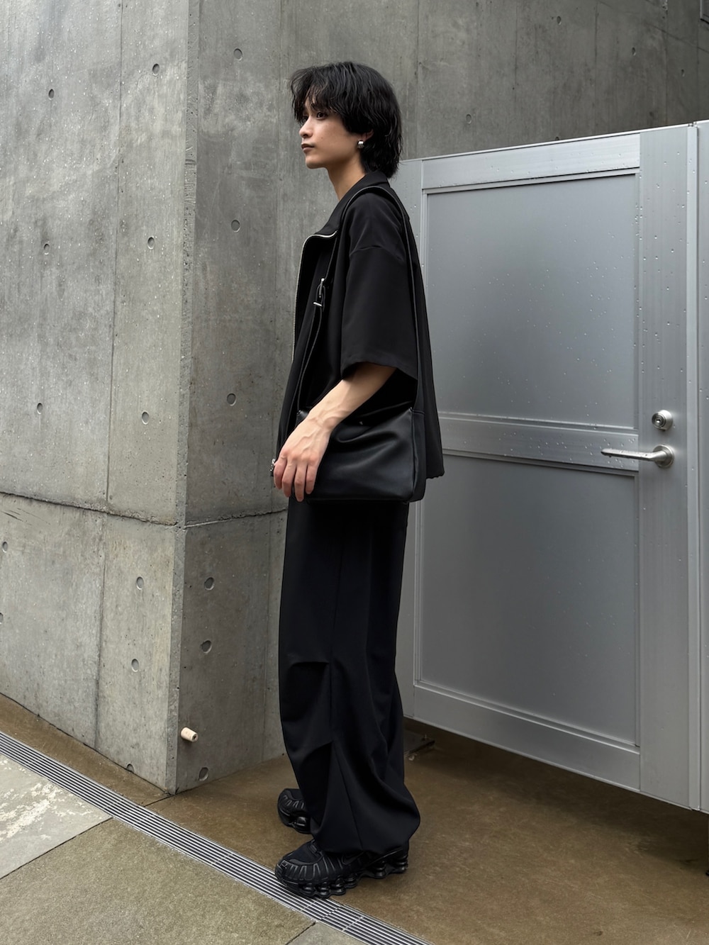 ブラック系のシャツ/ブラウス、グレー系のTシャツ/カットソー、ブラック系のスラックスを着用したメンズの夏コーディネートの2枚目の写真