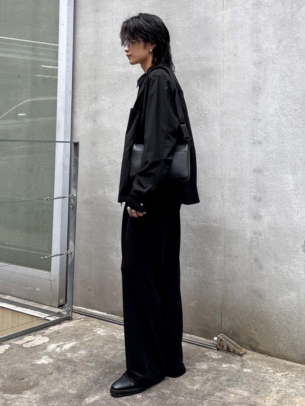 ブラック系のシャツ/ブラウス、ブラック系のその他パンツ、ブラック系のショルダーバッグを着用したメンズの春コーディネートの2枚目の写真