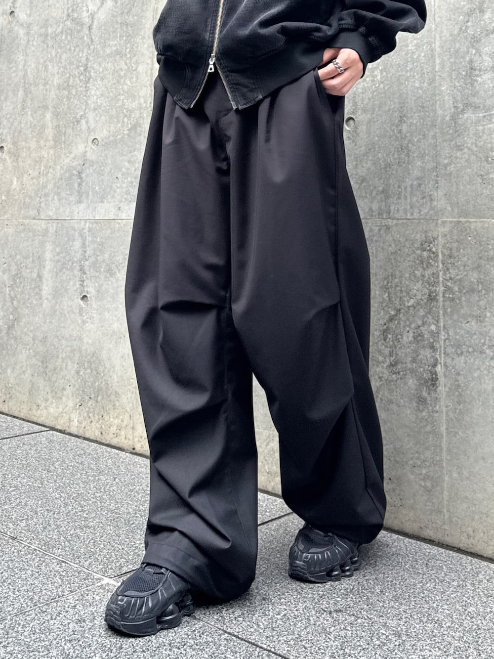 ブラック系のスラックス、ブラック系のMA-1、グレー系のサングラスを着用したメンズの夏コーディネートの10枚目の写真
