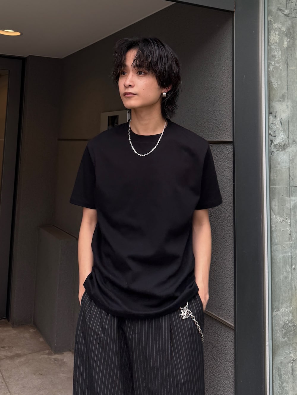ブラック系のシャツ/ブラウス、ブラック系のTシャツ/カットソー、ブラック系のスラックスを着用したメンズの夏コーディネートの7枚目の写真