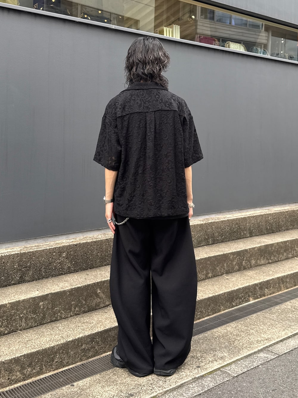 ブラック系のシャツ/ブラウス、グレー系のTシャツ/カットソー、ブラック系のスラックスを着用したメンズの夏コーディネートの3枚目の写真