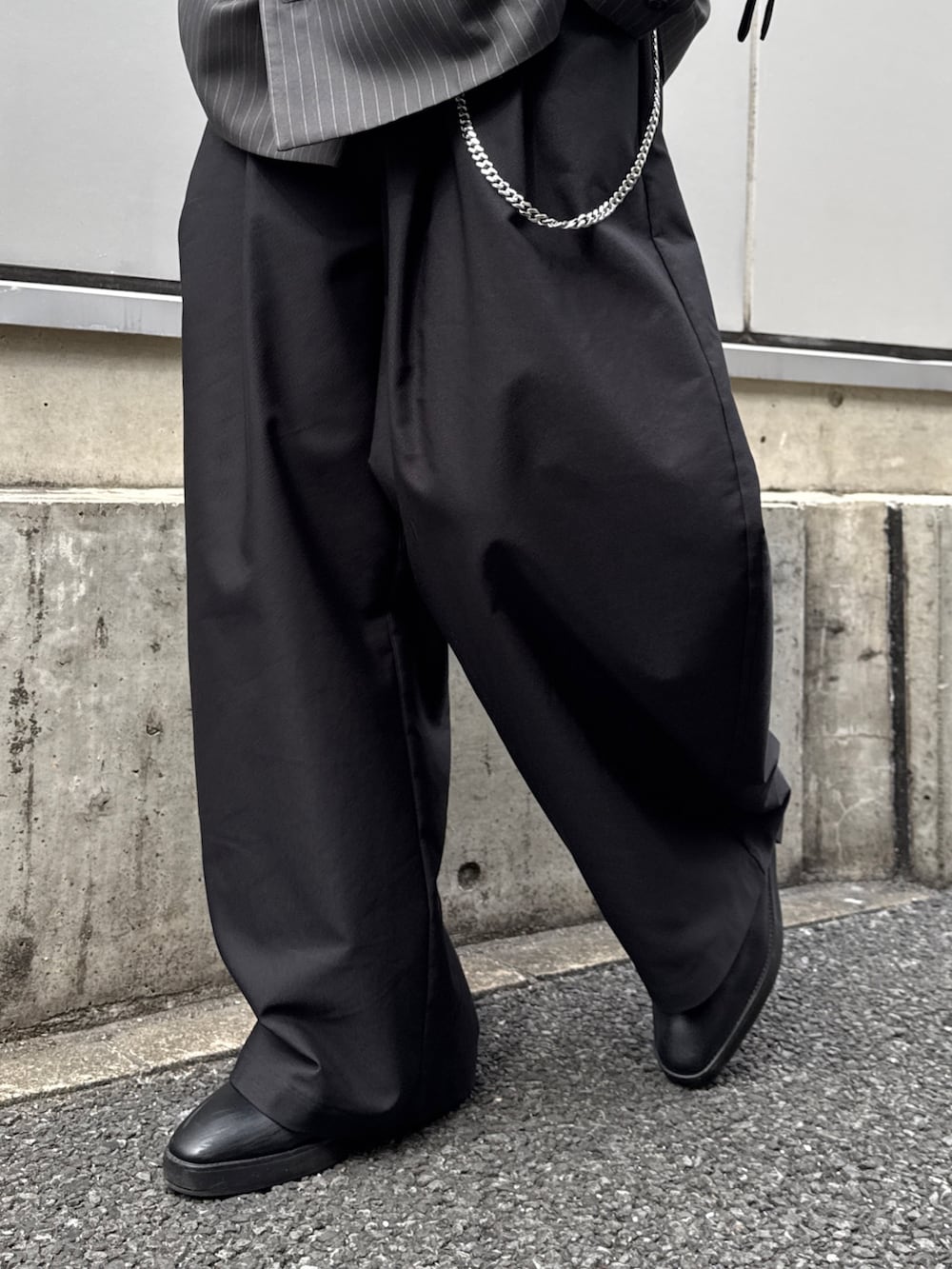 ブラック系のその他パンツ、グレー系のテーラードジャケット、グレー系のシャツ/ブラウスを着用したメンズの春コーディネートの10枚目の写真