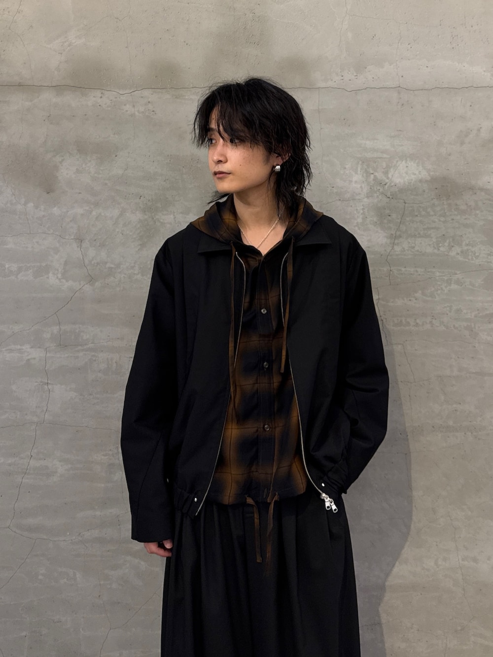 ブラック系のブルゾン、ブルー系のシャツ/ブラウス、ブラック系のその他パンツを着用したメンズの春コーディネートの4枚目の写真