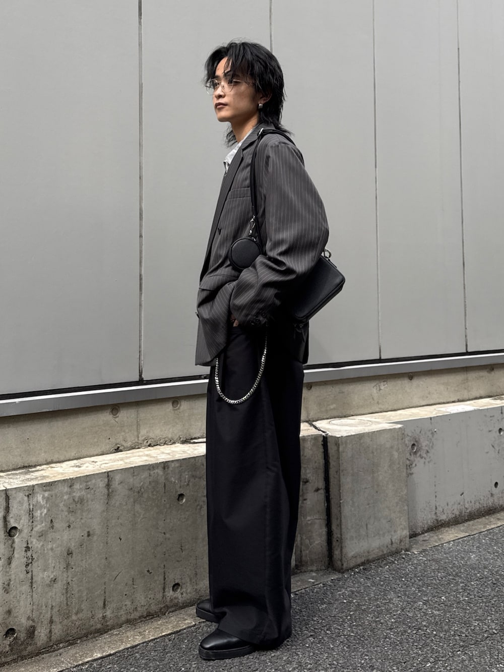 ブラック系のその他パンツ、グレー系のテーラードジャケット、グレー系のシャツ/ブラウスを着用したメンズの春コーディネートの2枚目の写真