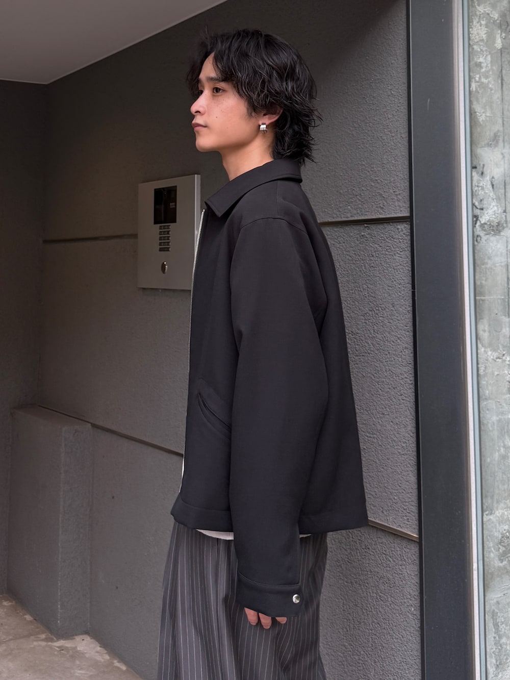 グレー系のスラックス、グレー系のシャツ/ブラウス、ブラック系のブルゾンを着用したメンズの夏コーディネートの6枚目の写真
