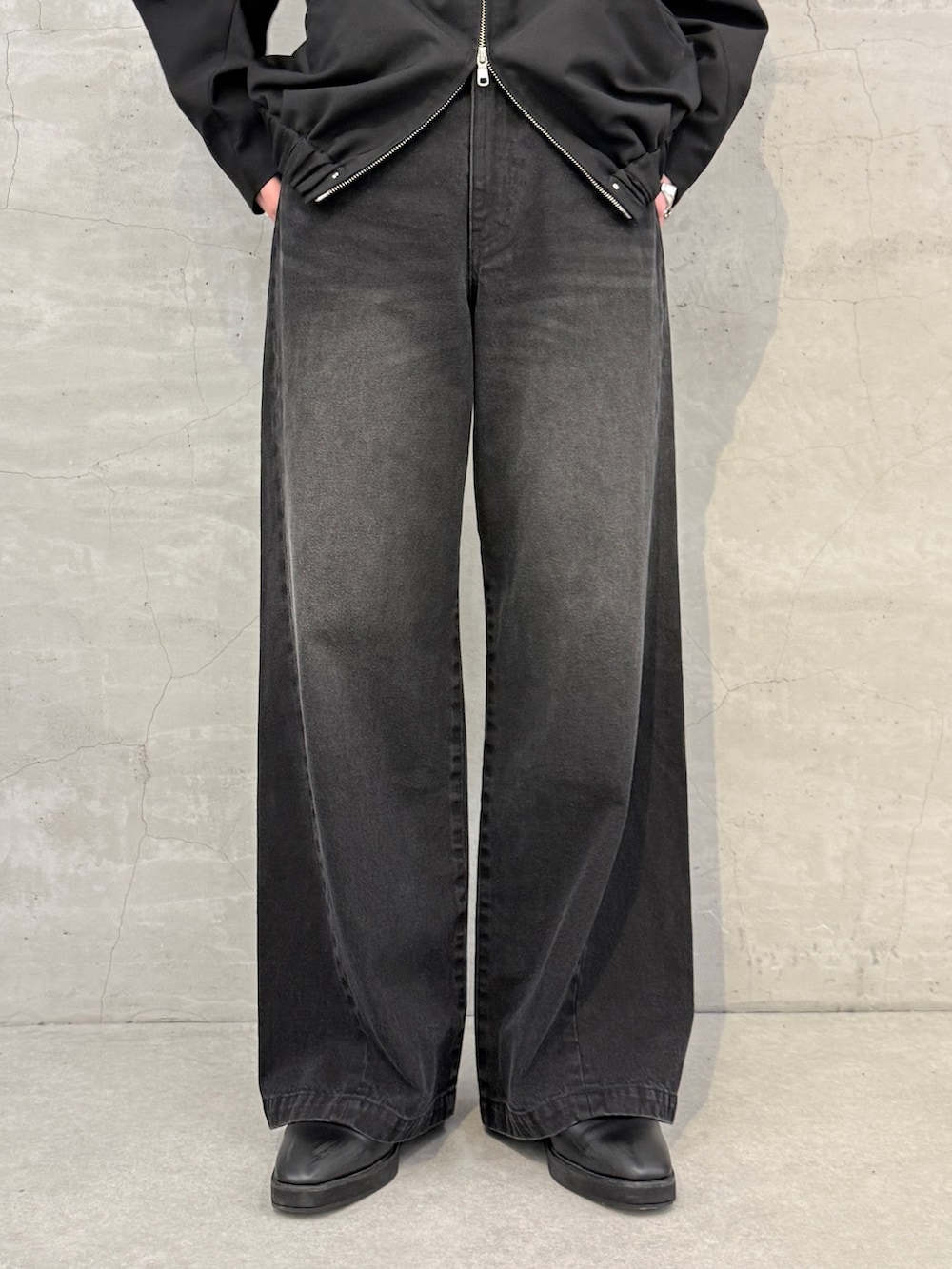 ブラック系のブルゾン、ブラック系のデニムパンツを着用したメンズの春コーディネートの7枚目の写真