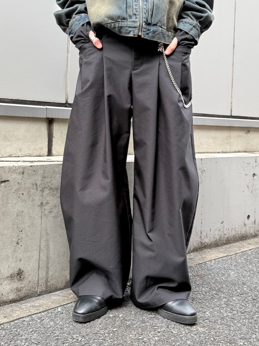 ブルー系のデニムジャケット、ブラック系のTシャツ/カットソー、ブラック系のその他パンツを着用したメンズの春コーディネートの7枚目の写真