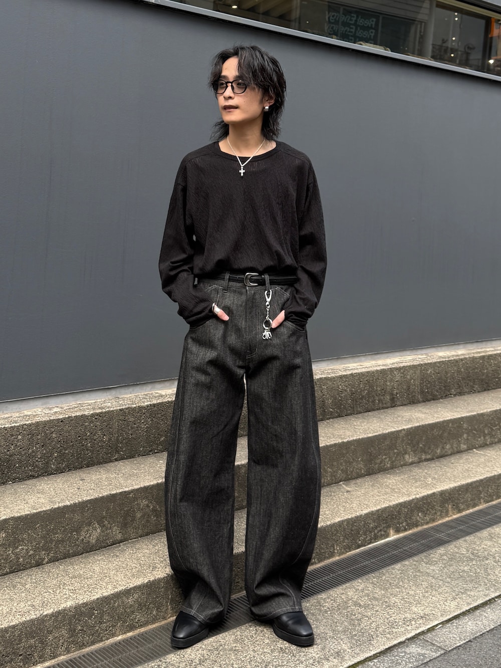 ホワイト系のブルゾン、ブラック系のTシャツ/カットソー、ブラック系のデニムパンツを着用したメンズの春コーディネートの10枚目の写真