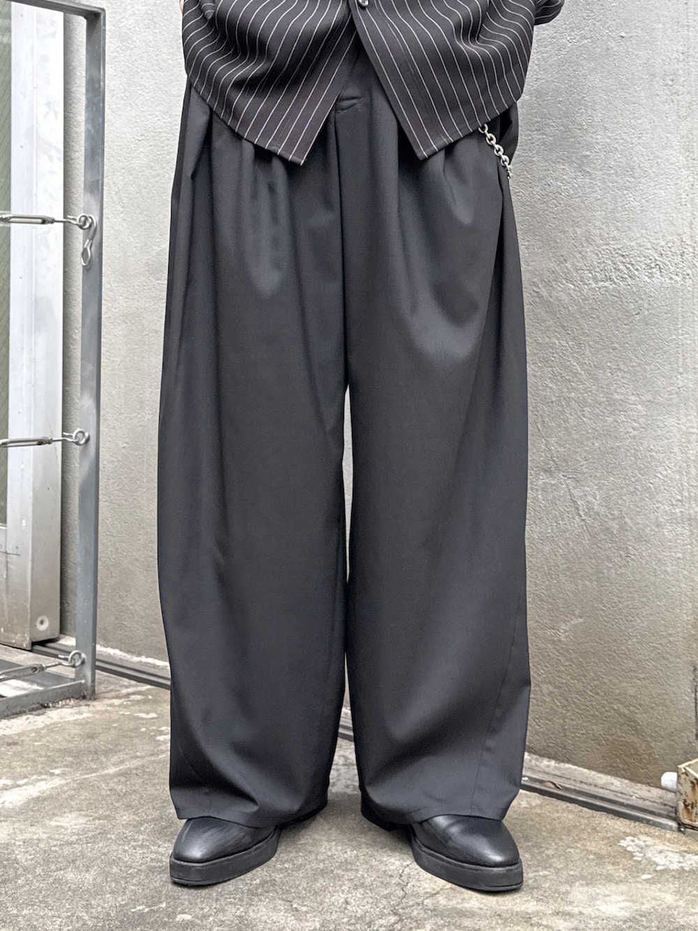 ブラック系のその他パンツ、ブラック系のショルダーバッグ、ブラック系のシャツ/ブラウスを着用したメンズの春コーディネートの7枚目の写真