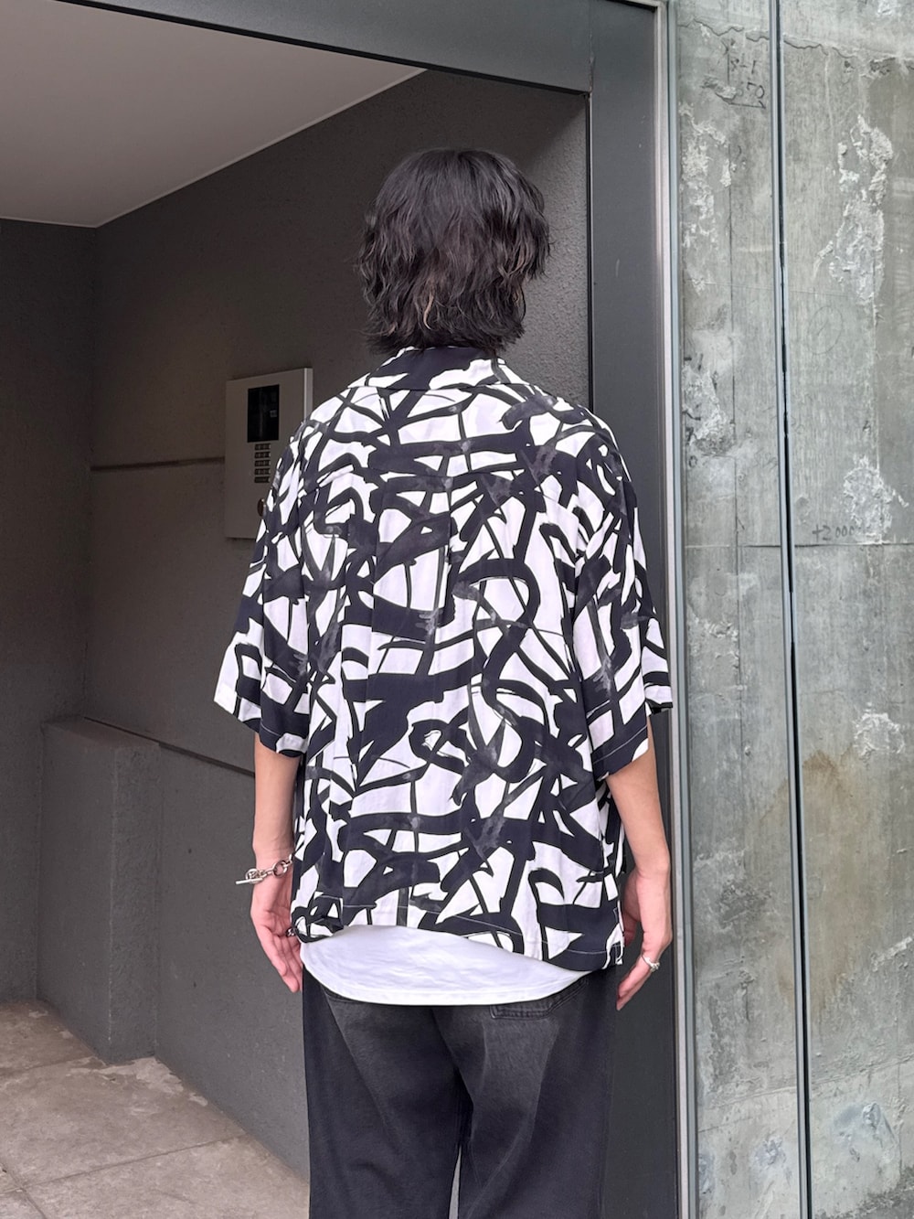 ブラック系のシャツ/ブラウス、ブラック系のデニムパンツ、ホワイト系のタンクトップを着用したメンズの夏コーディネートの6枚目の写真