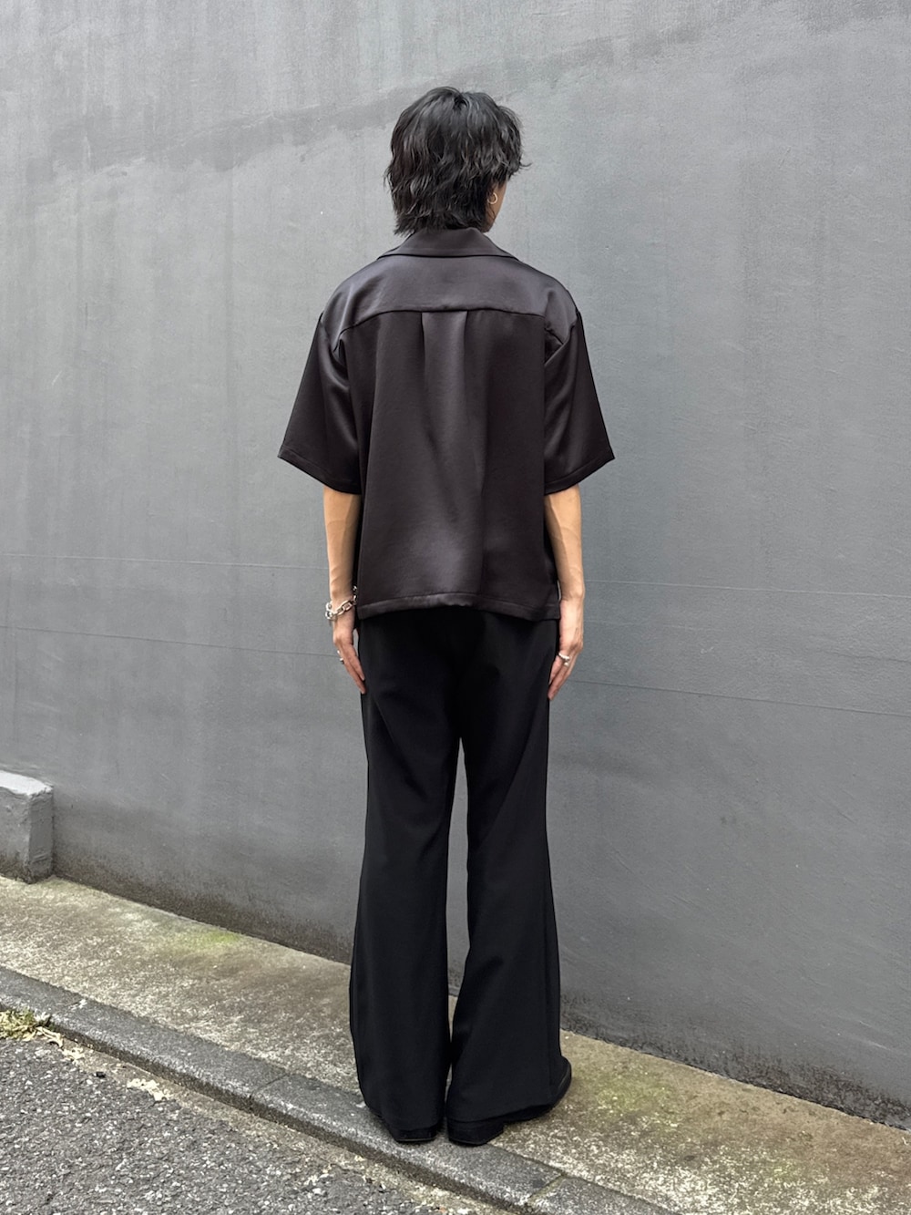 ブラック系のシャツ/ブラウス、ブラック系のスラックスを着用したメンズの夏コーディネートの3枚目の写真