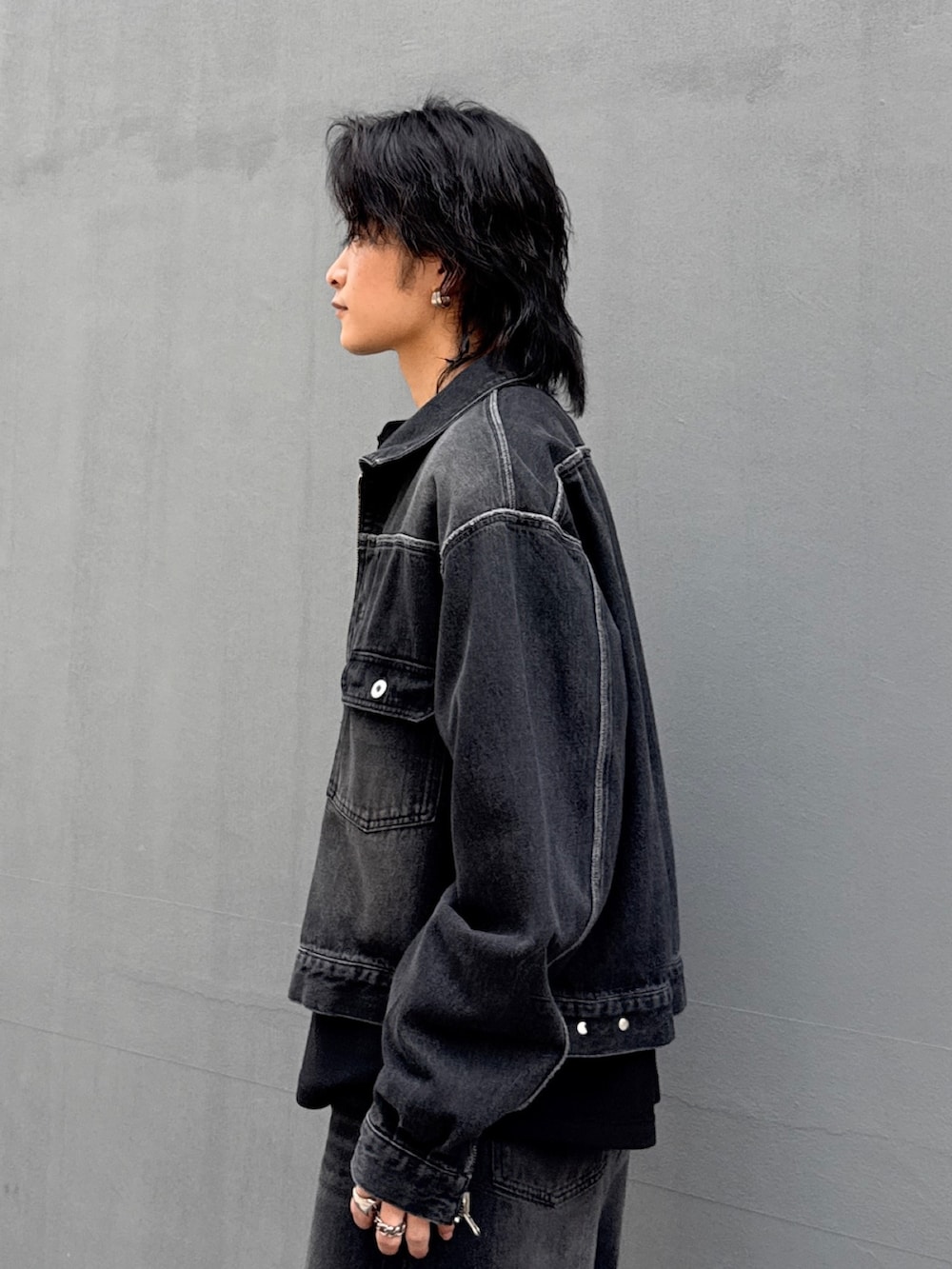 ブラック系のデニムジャケット、ブラック系のデニムパンツ、ブラック系のTシャツ/カットソーを着用したメンズの春コーディネートの5枚目の写真