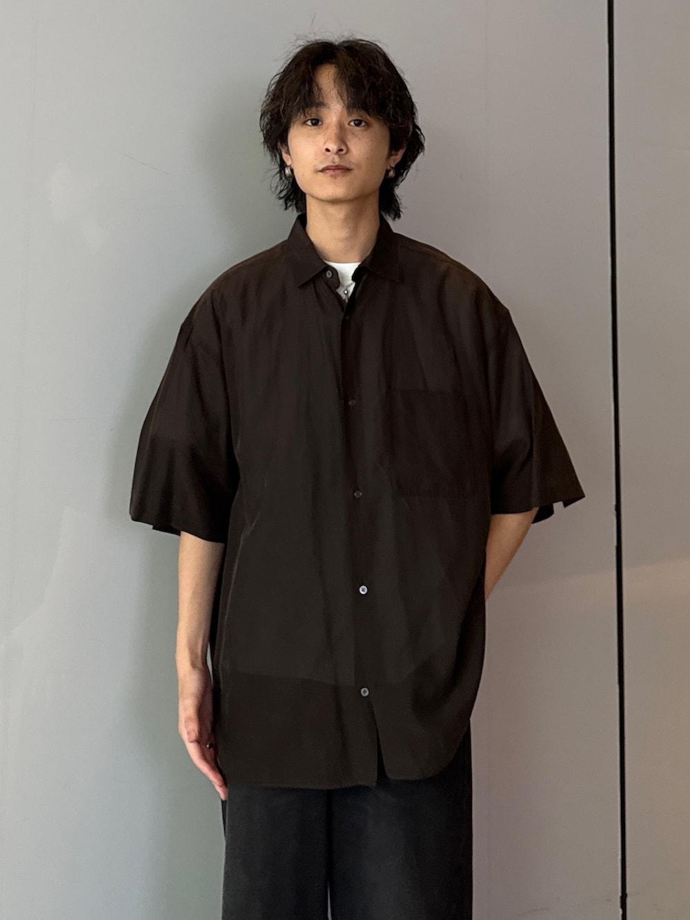 グレー系のシャツ/ブラウス、ホワイト系のTシャツ/カットソー、ブラック系のデニムパンツを着用したメンズの夏コーディネートの4枚目の写真