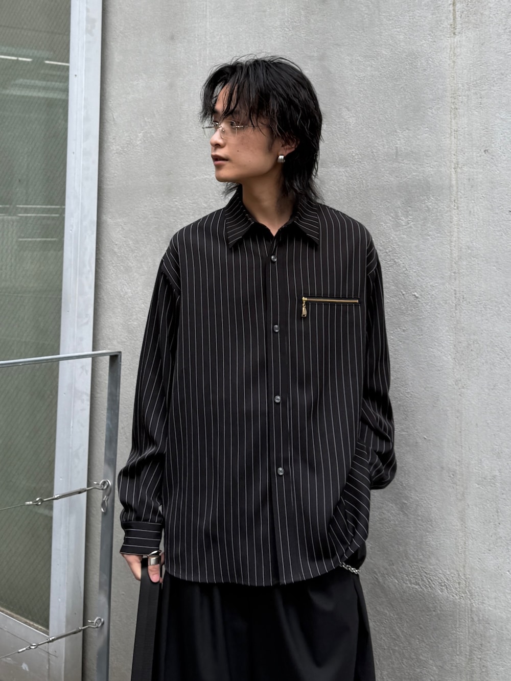 ブラック系のその他パンツ、ブラック系のショルダーバッグ、ブラック系のシャツ/ブラウスを着用したメンズの春コーディネートの4枚目の写真