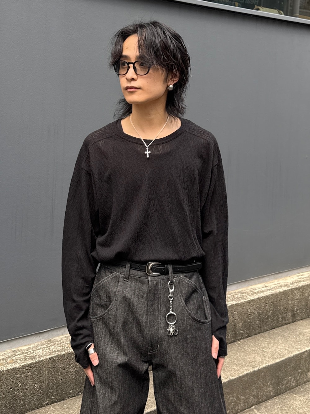 ホワイト系のブルゾン、ブラック系のTシャツ/カットソー、ブラック系のデニムパンツを着用したメンズの春コーディネートの6枚目の写真