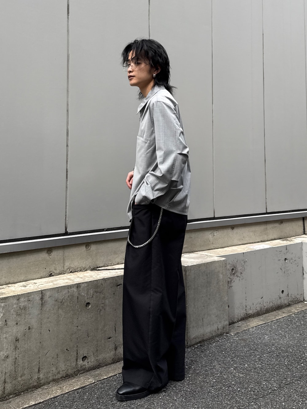 ブラック系のその他パンツ、ブラック系のショルダーバッグ、グレー系のシャツ/ブラウスを着用したメンズの春コーディネートの2枚目の写真