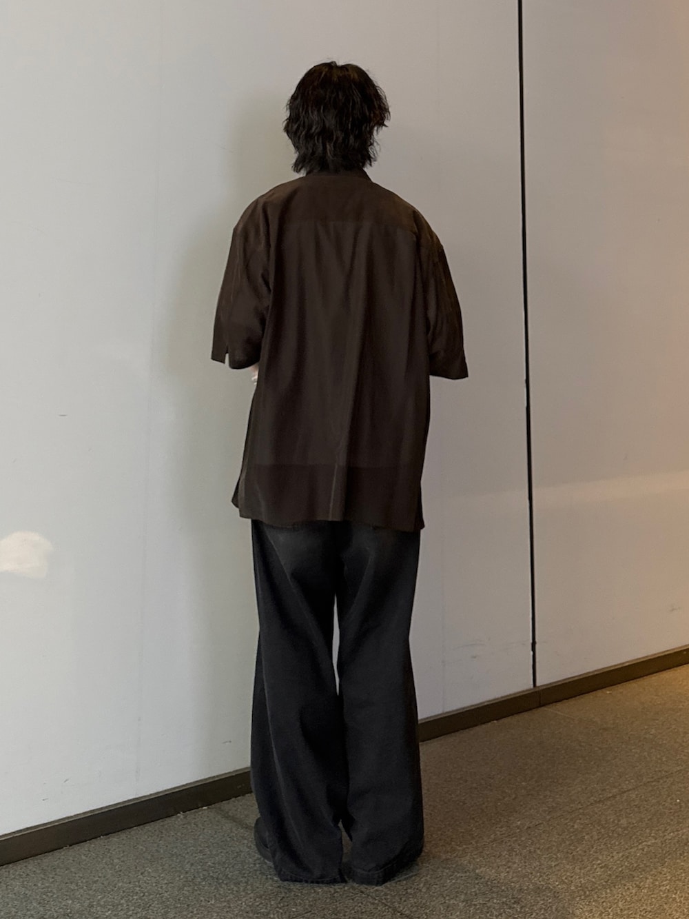 グレー系のシャツ/ブラウス、ホワイト系のTシャツ/カットソー、ブラック系のデニムパンツを着用したメンズの夏コーディネートの3枚目の写真