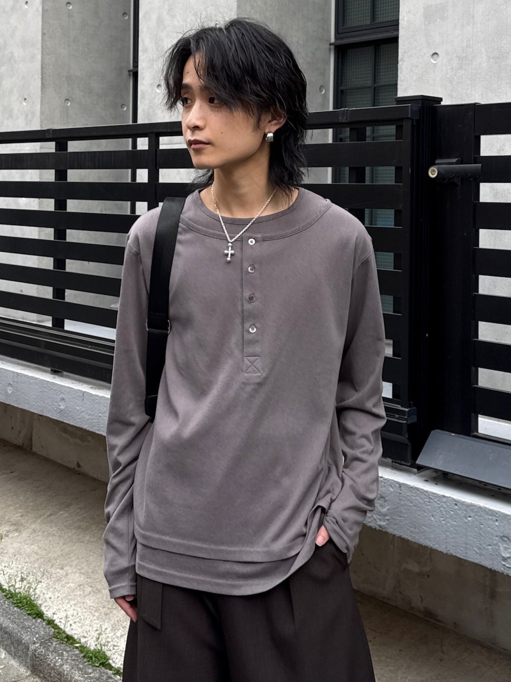 グレー系のTシャツ/カットソー、グレー系のスラックス、グリーン系のテーラードジャケットを着用したメンズの春コーディネートの7枚目の写真