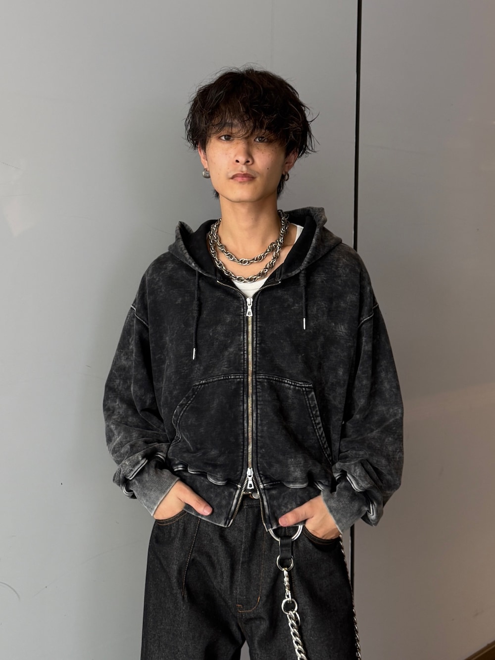 ブラック系のパーカー、ブラック系のデニムパンツを着用したメンズの秋コーディネートの3枚目の写真