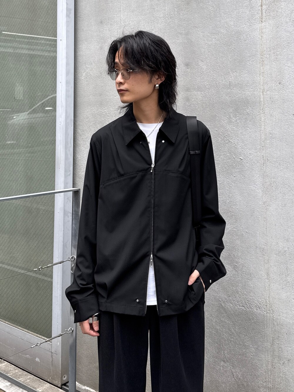 ブラック系のシャツ/ブラウス、ブラック系のその他パンツ、ブラック系のショルダーバッグを着用したメンズの春コーディネートの4枚目の写真