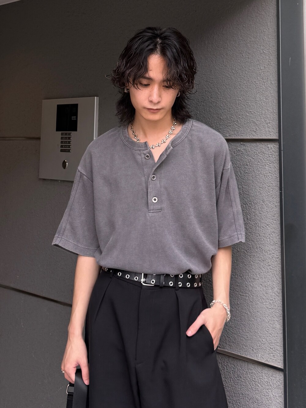 グレー系のTシャツ/カットソー、ブラック系のショルダーバッグ、ブラック系のスラックスを着用したメンズの春コーディネートの5枚目の写真