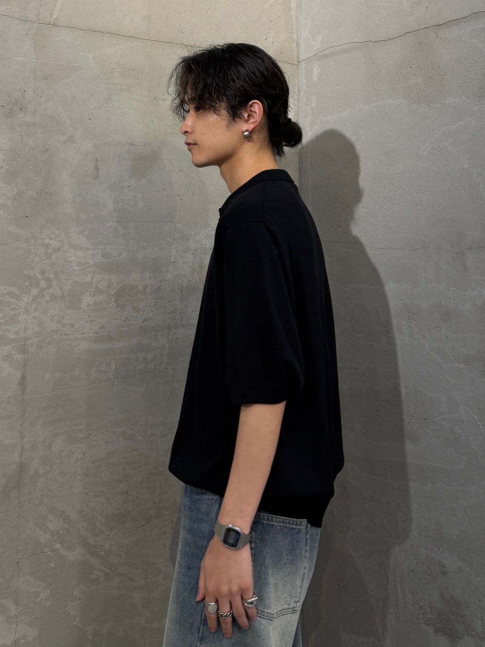 ブラック系のTシャツ/カットソー、ブルー系のデニムパンツを着用したメンズの夏コーディネートの5枚目の写真