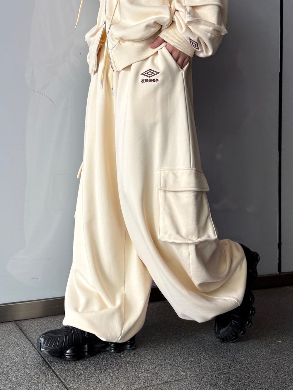 ホワイト系のスウェットパンツ、ホワイト系のパーカー、ブラウン系のテーラードジャケットを着用したメンズの秋コーディネートの10枚目の写真